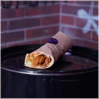 Gevuld met spicy crispy tenders, cheddar kaas, sla, bosuitjes, gebakken uitjes, jalapenos Damonstasaus en Monsta saus