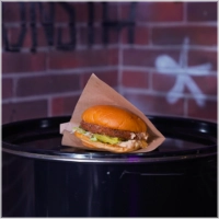 Falafelburger op onze boterzachte potato bun met Damonsta saus, sla, augurk,2 uienringen en een plakje cheddar kaas, vega, vol smaak en 100% Damonsta met friet en drankje naar keuze