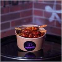 <b>Een echte Damonsta</b>-<b>knaller!</b> Zachte, geurigerijst gemixt met kleine stukjes gebakken uitjes en fijne sperziebonen voor precies de juiste bite. Elke hap heeft die smaakvolle pittige kick waar je meteen verslaafd aan raakt. Bovenop liggen onze 4 malse,licht pittige kipspiesjes.