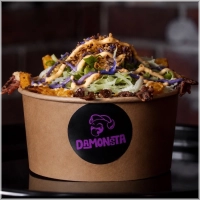 Een gruwelijke mix van golden fries, stukjes crunchy chicken, smash gehakt, bacon, en onze huisgemaakte Damonsta saus, sla, bosuitjes, gebakken uitjes, Parmezaanse kaas, Monsta Cheese Dip en White Sauce