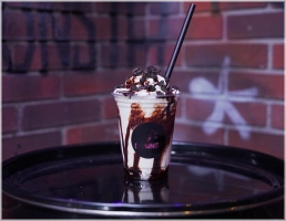 Chocoladesmaak met Oreo stukjes, slagroom en romige chocoladetopping. Crunchy, creamy & 100% Damonsta!