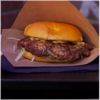 1 Patty (beef)<br>Damonsta saus<br>Cheddar Kaas<br>Augurk Sla