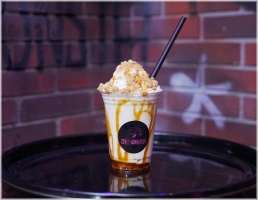 Vanilesmaak met stukjes Cookie monsta, afgewerkt met slagroom en een zoete topping. Chewy, smooth & monsterlekker!