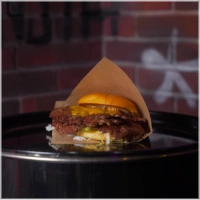 Friet + Drankje<br>2 Patty (beef)<br>Damonsta saus<br>Cheddar Kaas<br>Augurk Sla