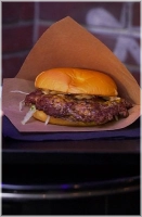 Damonsta Style <br>Elke burger bevat standaard:<br>1 Patty (beef)<br>Damonsta saus<br>Cheddar Kaas<br>Augurk Sla