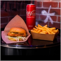 Damonsta Saus<br>Cheddar kaas<br>Augurk & Sla Jalapeños<br>Friet + Drankje
