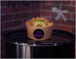 Kies uit vleeskeuze: Smash gehakt,stukjes crunchy chicken original, Stukjes Crispy Chicken Hot & Spicy<br>Golden Fries<br>Damonsta Saus<br>Sla Bosuitjes Gebakken uitjes 