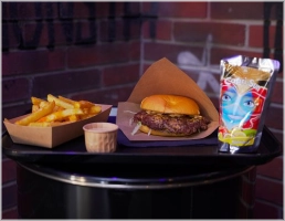 Smash Burger ( Rund)<br>Cheddar kaas<br>Damonsta Saus<br>Sla <br>Friet <br>Capri Sun