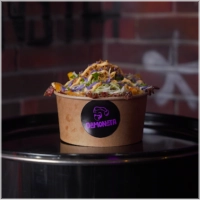 <b>Een gruwelijke mix van</b>:Golden fries, stukjes crunchy chicken,stukjes crispy chicken hot&spicy, smash gehakt, bacon, damonstasaus, sla, bosuitjes, gebakken uitjes, parmezaanse kaas, monsta cheese dip en white saus