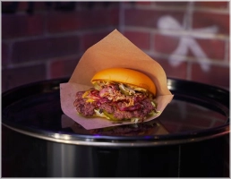 Damonsta Style<br>Elke burger bevat standaard:<br>1 Patty (beef)<br>Damonsta saus<br>Cheddar Kaas<br>Augurk Sla