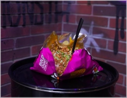 Kies uit vleeskeuze: Smash Gehakt, Stukjes Crunchy chicken orginal of Stukjes Crispy Chicken Hot & Spicy<br>Doritos (170 gram) <br>Damonsta Saus<br>Sla Bosuitjes Gebakken uitjes<br>Monsta Cheese dip